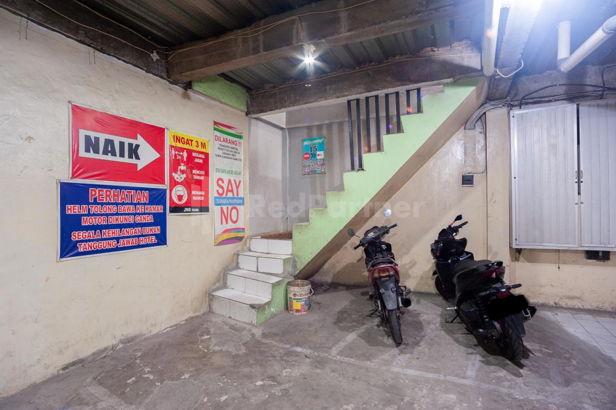 J&B Rooms Pramuka Jakarta Mitra Reddoorz Ngoại thất bức ảnh
