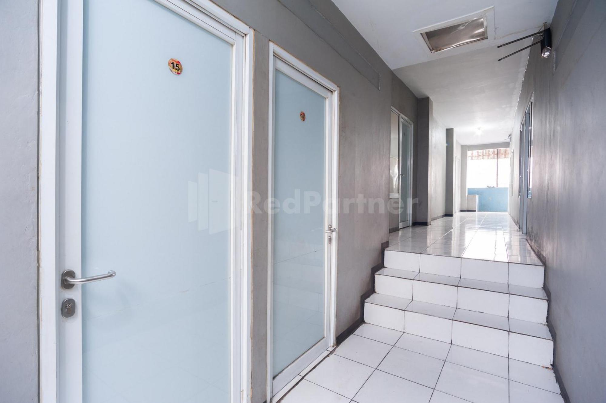 J&B Rooms Pramuka Jakarta Mitra Reddoorz Ngoại thất bức ảnh