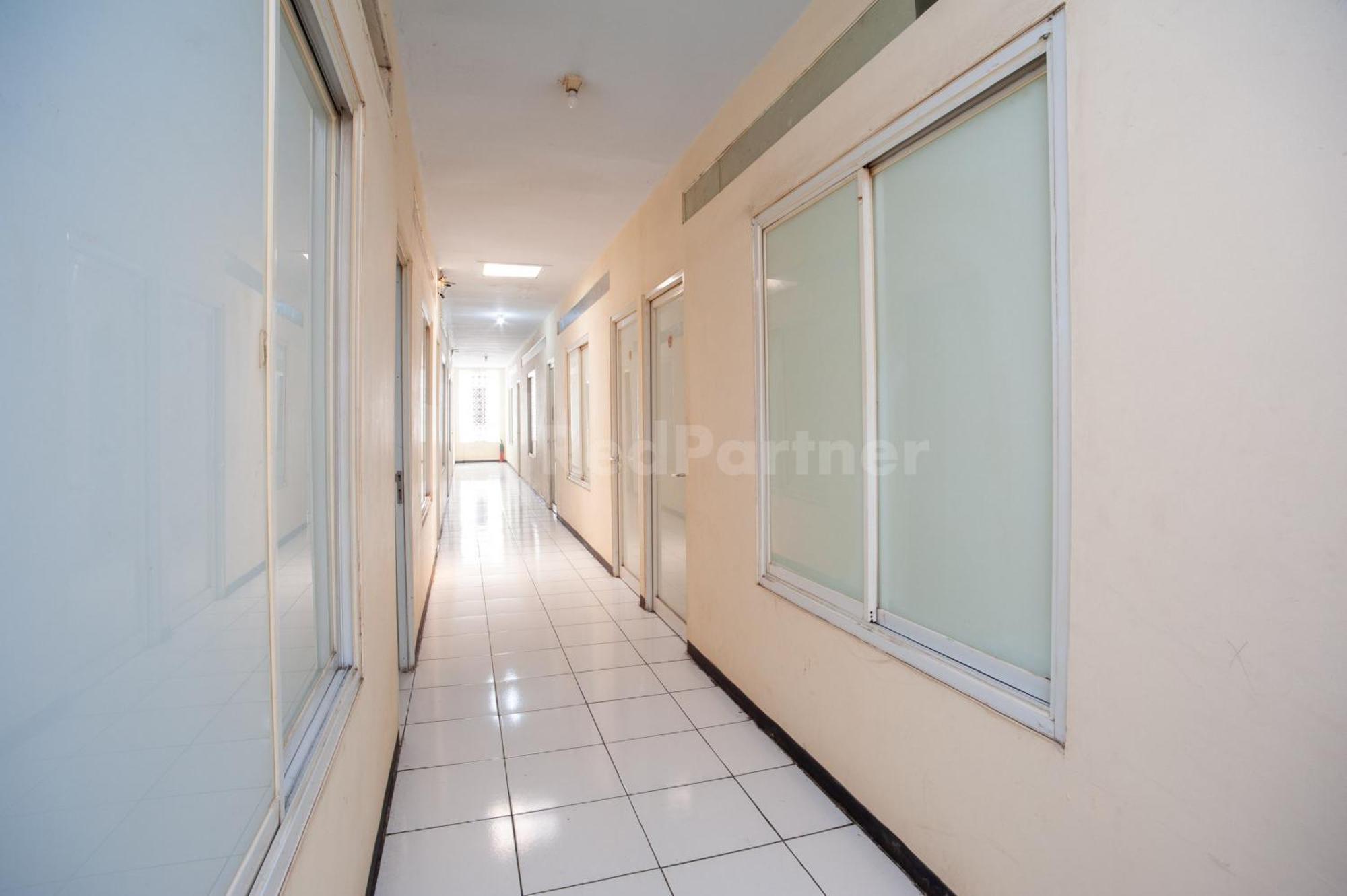 J&B Rooms Pramuka Jakarta Mitra Reddoorz Ngoại thất bức ảnh